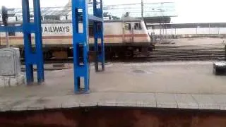 Thumbnail: Lone WAP 7 entering New Delhi parallel to Una Janshatabdi