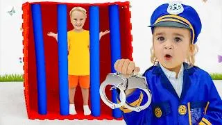 Thumbnail: Alice et sa mère traversent les pièces secrètes pour aider Chris