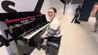 Thumbnail: Girl Shakes The Mall With Epic Piano Mashup