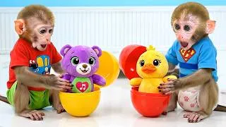 Thumbnail: Monkey Baby Bon Bon and the kitten happily open mysterious colorful eggs together