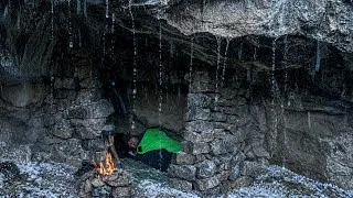 Thumbnail: Caught In Heavy Rain & Thunderstorm – Building an Emergency Survival Shelter In Extreme Cold