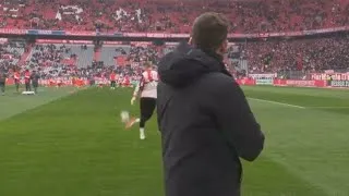 Thumbnail: Manuel Neuers first touch during warm up