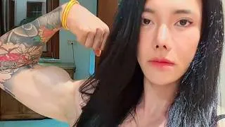 Thumbnail: Spectacular girl's biceps!