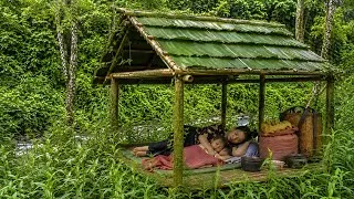 Thumbnail: The woman was determined to build a bamboo house by the stream, to live amidst beautiful nature.