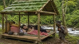 Thumbnail: The woman decided not to give up her old bamboo house - she built a few more small huts.