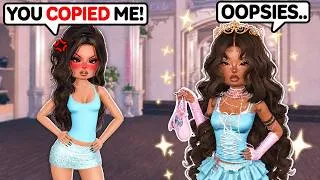 Thumbnail: I Copied the MOST TOXIC GIRL in the Server in Dress to Impress!