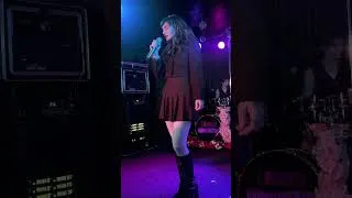 Thumbnail: Lauren Mayberry (CHVRCHES) Lungs