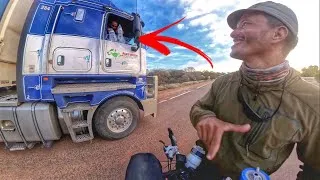 Thumbnail: ساعدني هذا الرجل في خلاء أستراليا 🇦🇺🇲🇦