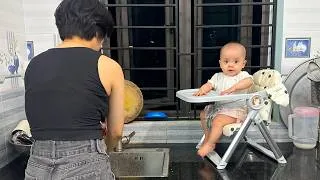 Thumbnail: Baby Kim sat quietly and played by herself while her mother was busy