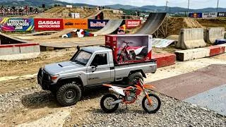 Thumbnail: KTM 250 SX Meets a Brand New GASGAS MC 450 Deliver by 1:12 RC Land Cruiser! Crazy Freestyle Action! 