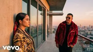 Thumbnail: Becky G, Daddy Yankee - De Una (Video Oficial)
