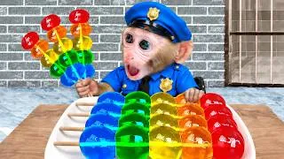 Thumbnail: Bayi monyet KiKi mandi busa dan bermain dengan gembira menggunakan mobil mainan serta bebek karet