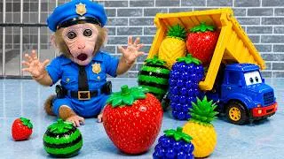 Thumbnail: Bayi monyet KiKi menuai buah warna warni dan minum jus semangka