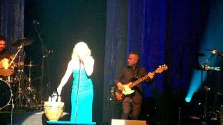 Thumbnail: Faith Hill - "Free" LIVE