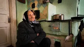 Thumbnail: The life of the Indomitable 95-year-old Eva in a Snowy Mountain Village Far From Civilization.