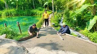Thumbnail: Best regards: PHAN enthusiastically came to help DAU repair the road after it deteriorated.