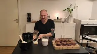 Thumbnail: [10000 calorie meal] Cookies and milk. Eating at 9.30 min