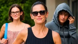 Thumbnail: Jennifer Garner Spotted With Son Sam & Daughter Violet in Rare Family Moments