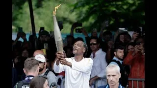 Thumbnail: Snoop Dogg Carries The Olympic Torch