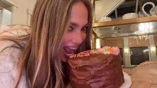 Thumbnail: Jennifer Lopez -  Mom`s Slice
