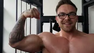 Thumbnail: Muscular man gym workout #gymmotivation 