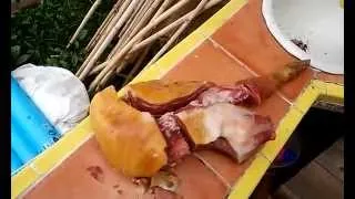 Thumbnail: How to cut Serrano Ham. Como deshuesar un jamon serrano.