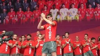 Thumbnail: Tausende Fans feiern Ankunft der Schweizer Nati