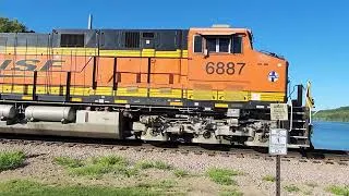 Thumbnail: BNSF6887 leads CN M338