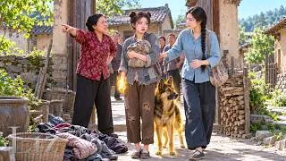 Thumbnail: 舅母嫌棄可憐女孩是拖油瓶，誣陷她偷錢趕出家門！殊不知她嫌棄的是福星，被窮夫妻收養後帶他們逆襲成全村首富，舅母徹底後悔哭着求她回家！#逆襲 #親情 #反轉