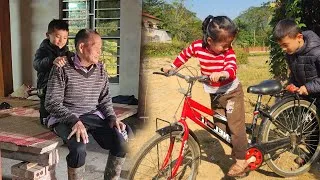 Thumbnail: Hai helps My learn to ride a bike and massages his tired grandfather after work.