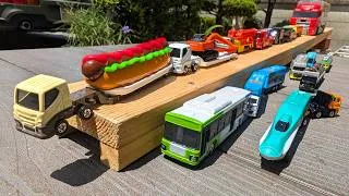 Thumbnail: 19 Tomica Long Type vehicles! Race them down the ramp and store them in the truck!