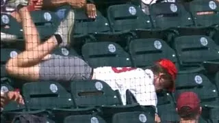 Thumbnail: this fan wanted a foul ball desperately 😭