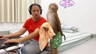 Thumbnail: LYLY, with a pitiful expression, begged her mother to give her a bath because she had an accident.