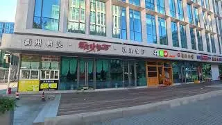 Thumbnail: 清晨宁静祥和的景象——体验4K城市漫步之旅 | 天木里 & Tsutaya Books：漫步于周围环境的真实声音之中。