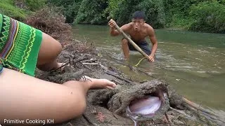 Thumbnail: Fishing Video: Primitive Life - Solo Bushcraft Finding Fish In Mud Cracks Hole - Unique Catch Fish