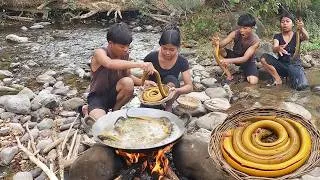 Thumbnail: Survival skills: Eel soup tasty with 100 Chili so Spicy food for dinner