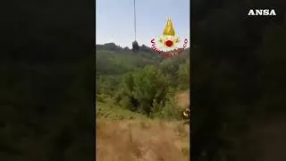 Thumbnail: Vitello al pascolo scivola dentro una forra salvato con elicottero dai vigili del fuoco