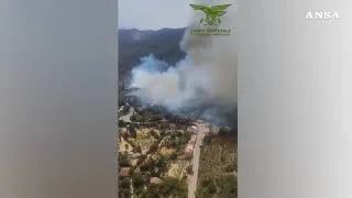Thumbnail: Due Canadair su un incendio nei boschi nel Cagliaritano, evacuazioni