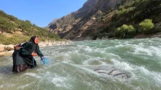 Thumbnail: 🐟👩‍👧‍👦 Brave Mom Soghra Fishing in a Wild River for Her 7 Kids 🌊🎣