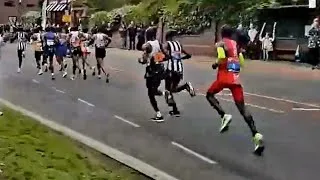 Thumbnail: ELUID KIPCHOGE Destroying MO FARAH 10miles Into The LONDON MARATHON