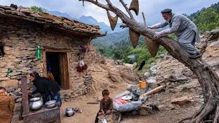 Thumbnail: Grandpa Risks His Life in the Dangerous Afghan Mountains to Collect Wild Honey for Grandma 🐝🏔️