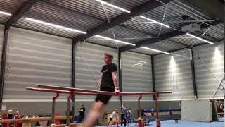 Thumbnail: Loek dubbel voorover uit brug