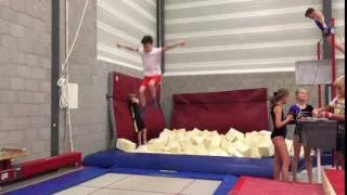 Thumbnail: Clive dubbelsalto achterover trampoline