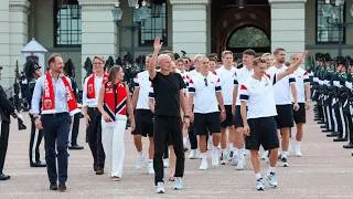 Thumbnail: Norwegian Royal Guard welcomes the National Football Team at the Palace
