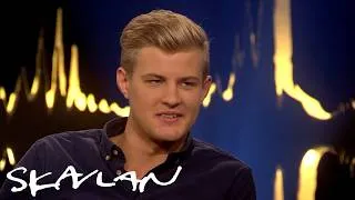 Thumbnail: Race car driver Marcus Ericsson practised split vision in Tokyo rush hour (Eng sub) | Skavlan