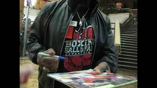 Thumbnail: Michael Spinks signs autographs for The SI KING  6-12-26