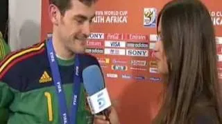 Thumbnail: Iker Casillas kisses interviewer girlfriend live on TV