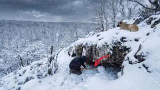 Thumbnail: 겨울 생존: 눈보라 속 비좁은 바위 틈 은신처에서의 하룻밤.