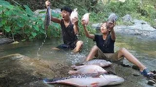 Thumbnail: Survival skills: Catch and cook many fish so Delicious food, Eating delicious in jungle
