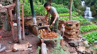 Thumbnail: Life in the forest: gardening, setting traps for wild boars, and harvesting vegetables.